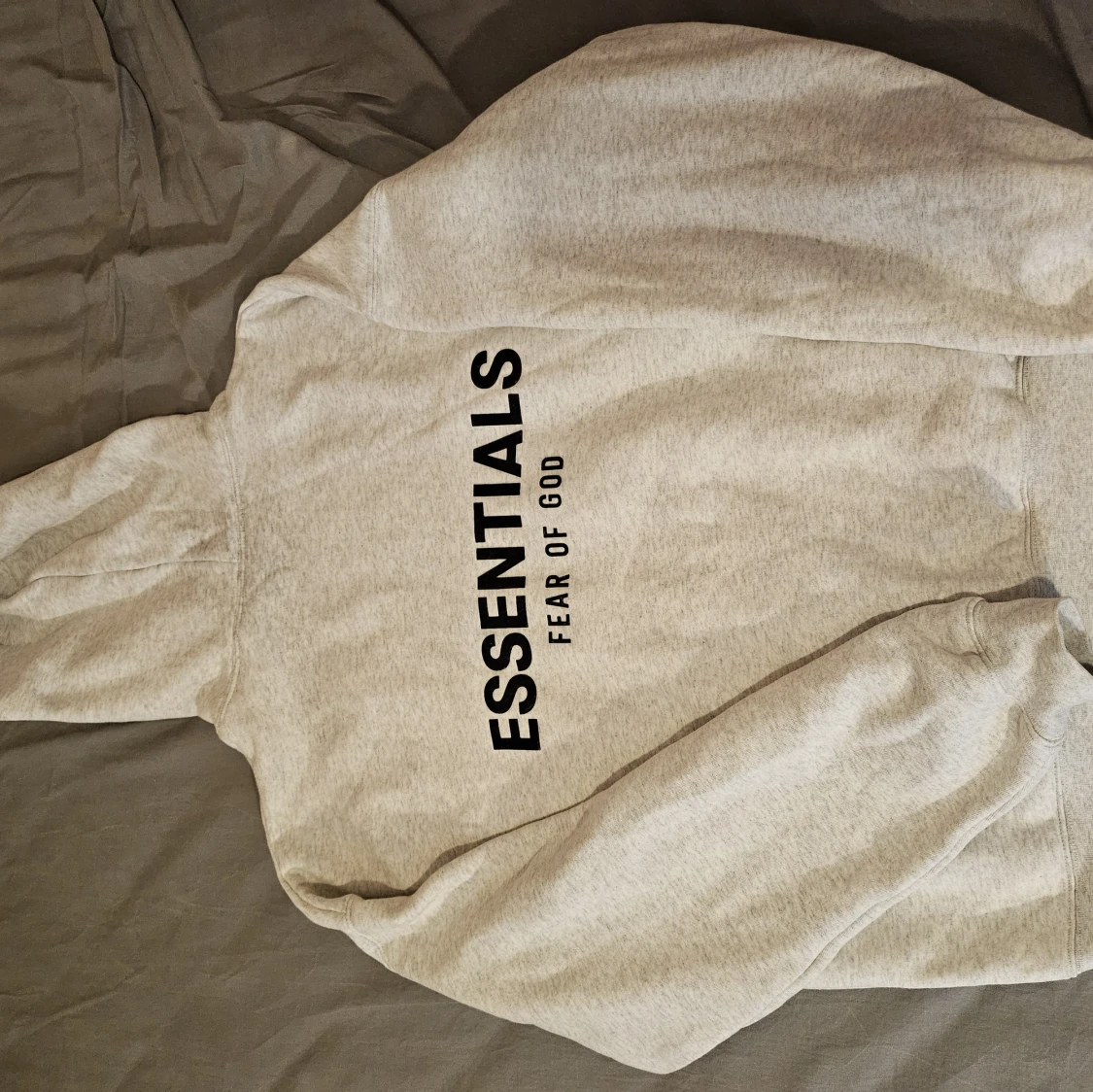 Grå Essentials Fear of God hoodie