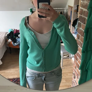 Mintgrön kofta från Saint Tropez - Superfin mintgrön kofta från Saint Tropez i storlek S. Koftan har ribbade muddar, snygga stickade detaljer på axlarna och knäppning framtill. Perfekt att slänga över ett linne eller t-shirt för en chill look.