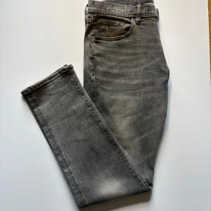 Armani jeans - Säljer ett par riksfeta armani exchange jeans. Storleken är 33/33. Skicket är 9/10 använt dem några gånger. Nypriset ligger runt 1300kr i och med att de är en unik modell. Tveka inte att skriva ifall du har några frågor eller funderingar(: 