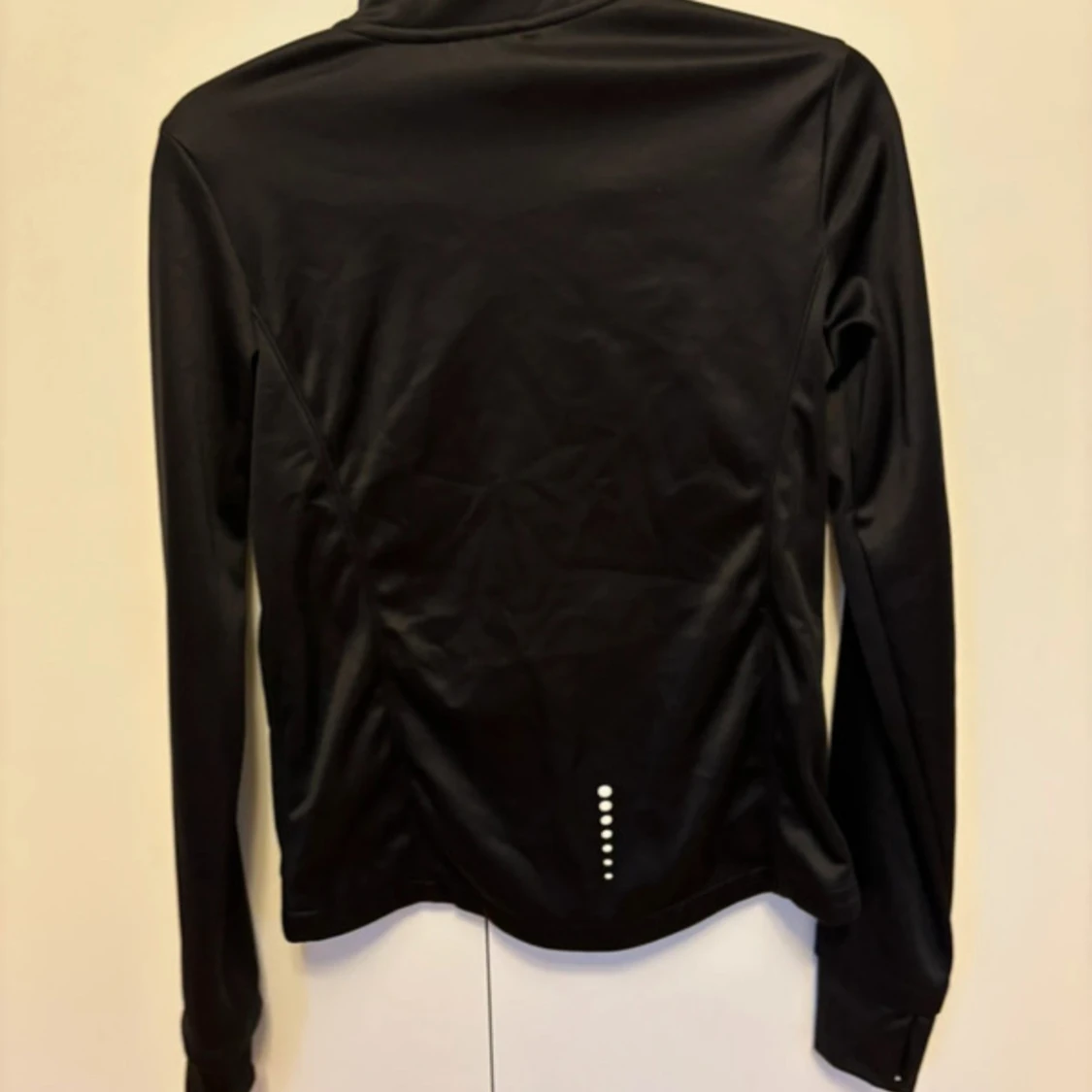 Svart quiltad träningsjacka med dragkedja - 1