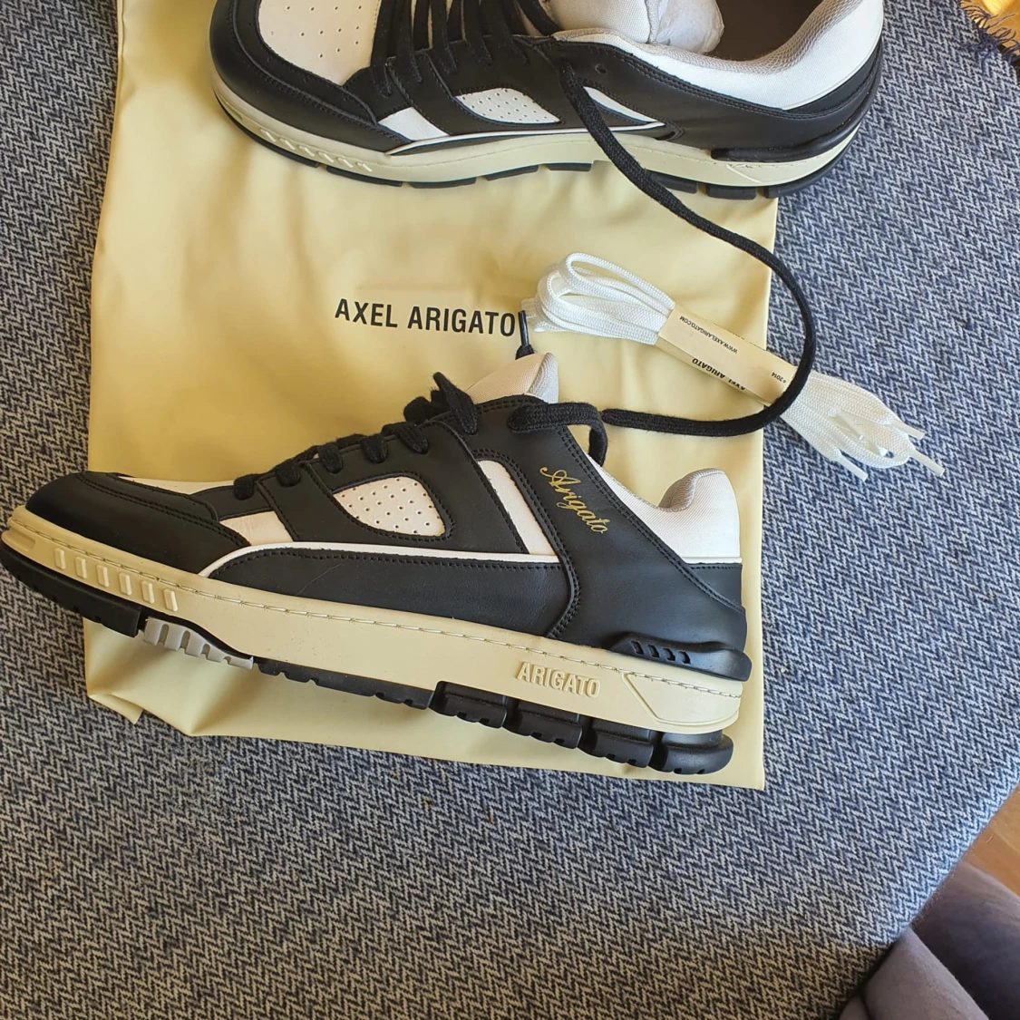 Axel Arigato svartvita sneakers