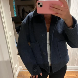 Kort jacka - Jättefin blå kort kappa, storlek s och bra skick💙