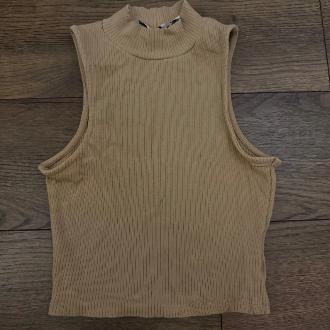 Beige ribbad polotopp ärmlös