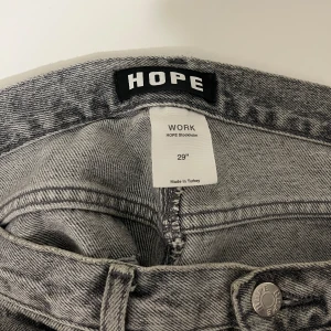 HOPE WORK jeans - Säljer mina HOPE jeans eftersom jag inte använder dom längre! Snygga med en diskret bootcut! Snyggt till lite större skor. Prisförslag uppskattas vid snabb affär!
