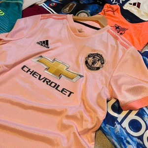 Retro Manchester united Pogba fotbollströja -  	•	Pris: 299 kr 	•	Skick: 10/10 	•	Storlek: M/S 	•	Lag/klubb: Manchester United  	•	År/säsong: 2018/19 	•	Färg: Rosa 	•	Tryck: Pogba 6