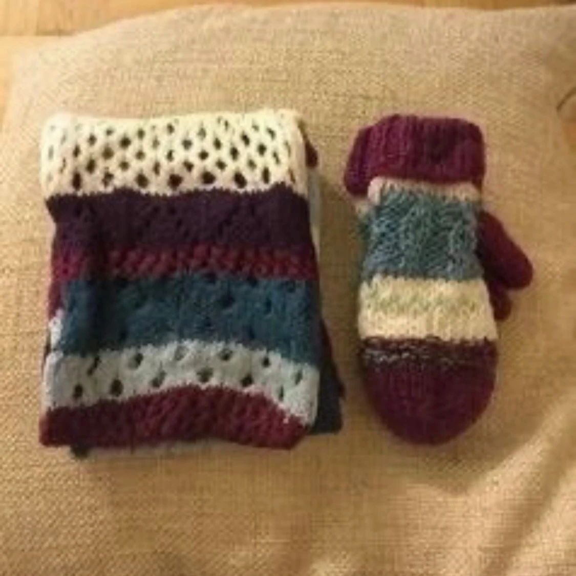 Randig stickad halsduk och handskar i blått och vinrött - 1