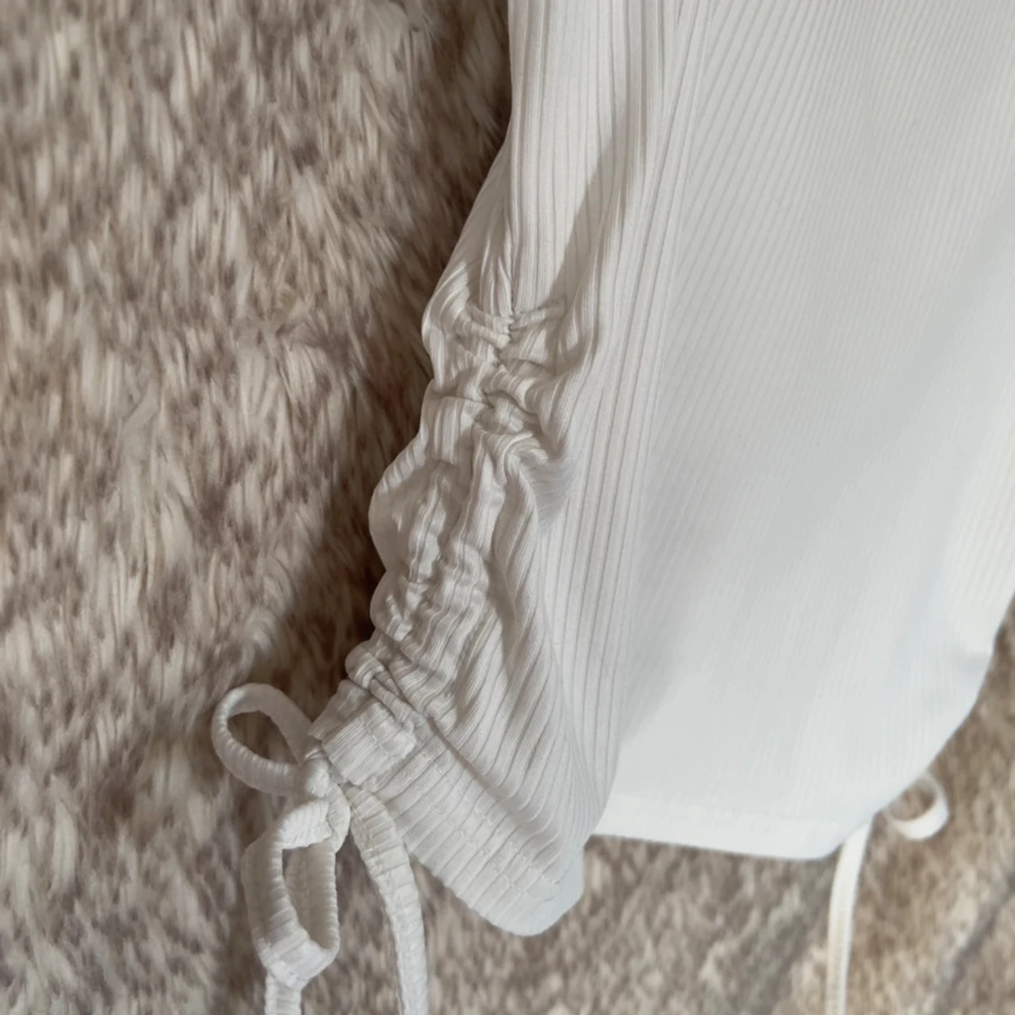 Vit ribbad linnetopp med knytning - 4