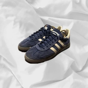 Adidas Spezial  - Super schyssta skor från Adidas (spezial) i marin blå – enkla att matcha och sköna att bära. Ett stilrent val, noggrant utvalt med omsorg av AM Clothing.  📩 Frågor? Hör gärna av dig! 📲 Följ oss här på Plick för fler uppdateringar. ♻️ Tack för att du handlar mer hållbart med AM Clothing!