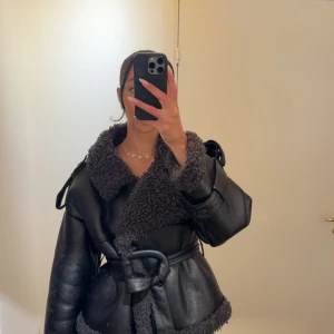 Svart teddyjacka från Adoore - Använd men jättebra skick. Inget slitage