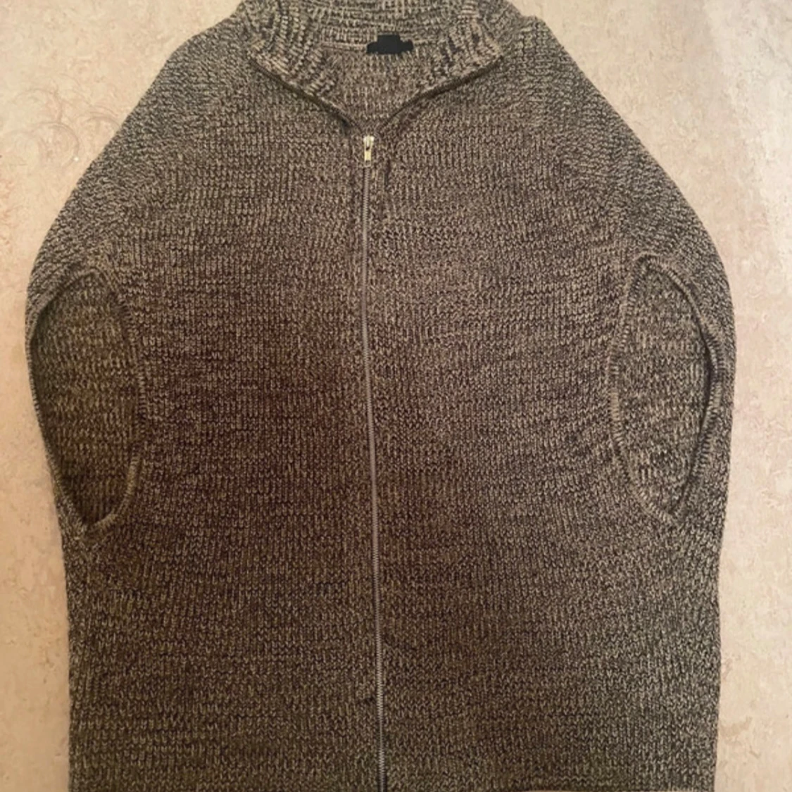 Brunmelerad stickad kofta från H&M