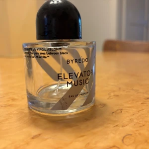 Byredo Elevator Music Eau de Parfum - Limited edition parfym skapad i samarbete med Off-White och Virgil Abloh. Modern design med coola detaljer, perfekt för dig som gillar unika och trendiga produkter. Flaskan har en stilren look som sticker ut i samlingen. Lite kvar som ni ser men känns också tråkigt att den bara står på hyllan. Dock är parfymen dryg så den räcker länge med ett sprut ba! 