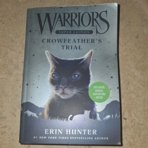 Warriors Super Edition: Crowfeather's Trial - Följ Crowfeather i en episk Warriors-berättelse fylld av spänning, lojalitet och äventyr bland klanernas katter. Perfekt för dig som älskar djur, mystik och manga! Boken innehåller dessutom en exklusiv manga-berättelse.