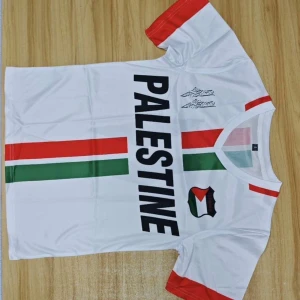 Palestina t shirt - Hej jag säljer dessa nya t shirts för alla som dör i palestina supportra de genom att köpa!halva summan går till doneringar! Vi har även andra färger och storlekar från xs till m 
