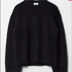 Svart stickad alpacka  - Mysig svart stickad alpacka tröja från & Other stories. Nypris 1100kr❤️❤️❤️