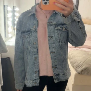 Klassisk blå jeansjacka  - Säljer en blå jeansjacka från vero Moda❣️❣️nästan aldrig använd 