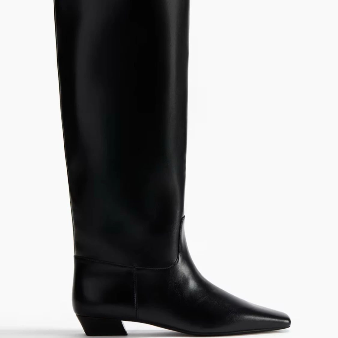 Svarta höga boots i skinn med spetsig tå