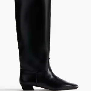 Svarta höga boots i skinn med spetsig tå - Snygga svarta boots med högt skaft och låg klack storlek 37. Använda en gång och har några få veck vid foten annars nyskick! De var lite för små för mig därför säljer jag