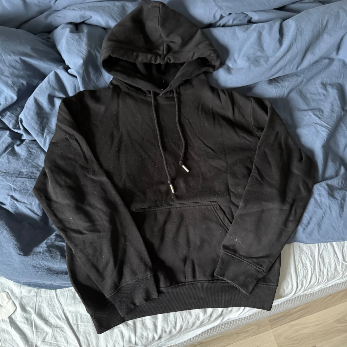 Svart hoodie med huva  - 1