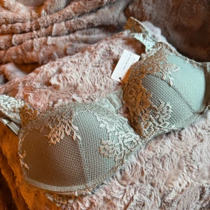 BH från Intimissimi 80C - Supersnygg bh från Intimissimi, helt oanvänd med prislappen kvar. Strl 80C