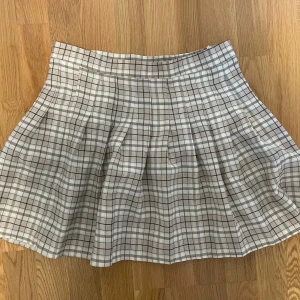 beige-rutig kjol - superfin rutig kortkjol från shein! snygg passform och luftigt material. ej använd av mig, men köpt på vinted (den var tyvärr lite för kort på mig). för mått m.m. är det bara att skriva <3