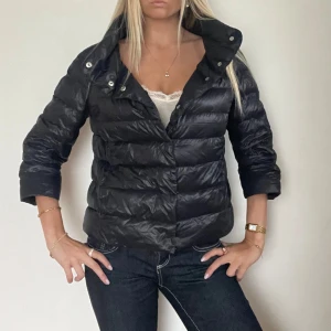 Svart Herno liknande jacka  - FÖLJ FÖR LIKNANDE PLAGG🩷 Super snygg höst/vinterjacka som är mycket lik Herno jackorna. Perfekt skick och fina detaljer. Storlek M men passar en S! Tryck köp nu! TK-0024