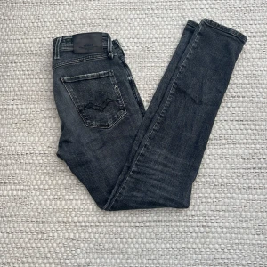 Replay Anbass  - Mörk gråa anbass jeans från Replay med snyggt slitna detaljer,Jeansen har en smal passform, 