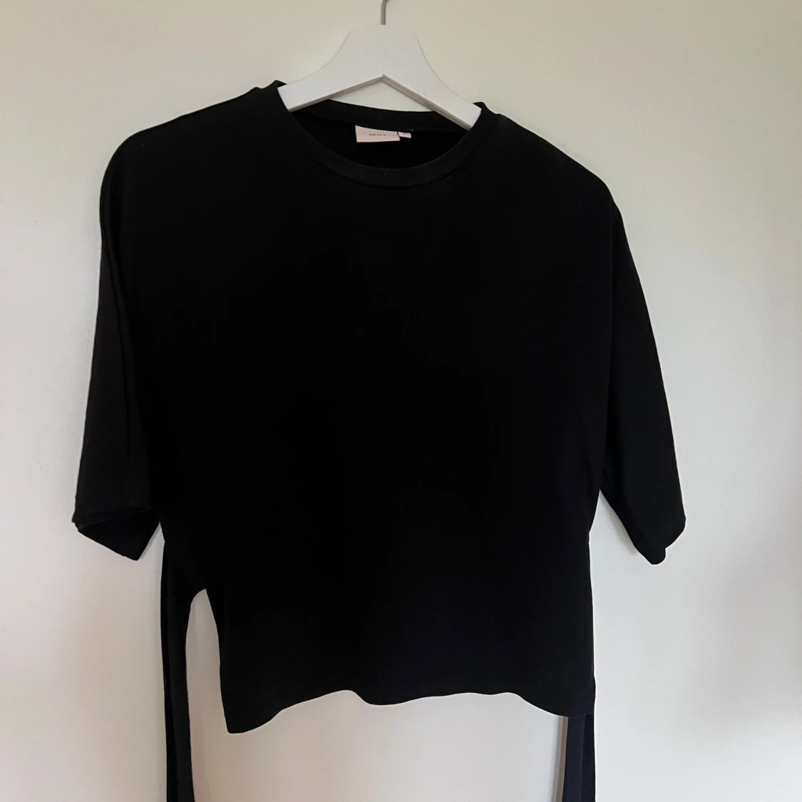 Svart topp med öppen rygg och knyt - 2