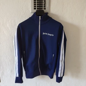 Palm angels zip up tröja - Palm angels tröja  -Condition: 8.5/10 -Nypris: 6000kr -Pris: 2399kr