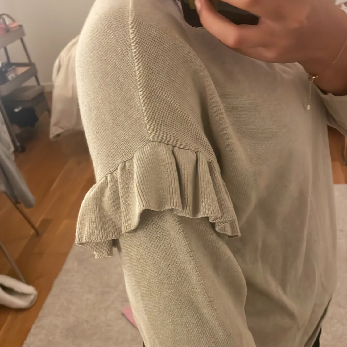 Beige stickad tröja med volangdetalj - 1