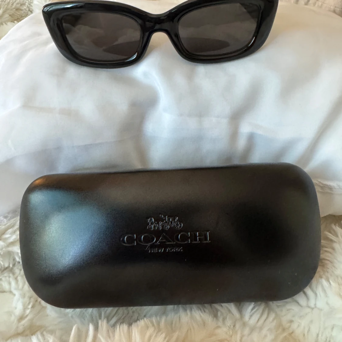 Svarta solglasögon från Coach