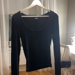 Svart långärmad tröja  - En svart långärmad tröja från Gina Tricot i storlek  S med rundad, djup urringning. Tröjans material är mjukt och stretchigt, vilket gör den bekväm och enkel att styla. Perfekt basplagg till garderoben och funkar året runt. Hör gärna av er vid frågor eller funderingar! 💖
