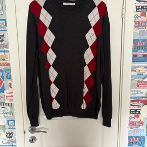 Svart stickad tröja  - Säljer denna då den inte längre används.  Pris går att diskuteras.