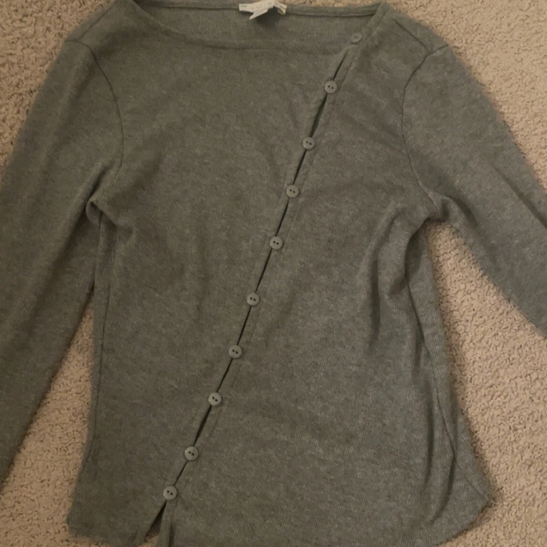 Grå långärmad tröja med sned knäppning - 1