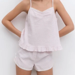 Rosa pyjamas set, Gina Tricot - Supergulligt rosa pyjamas set med rosetter, från Gina Tricots barnavdelning. Storlek 158/164 dvs en xs 🩷!!! Slutsålt!!