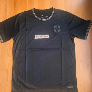 Svart Brasilien fotbollströja  - Storlek L, säljer snabbt då ja försöker få ut det sista av fotbollströjorna i mitt lager