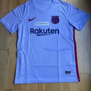 Barcelona lila fotbollströja - Storlek M, säljer den extra billigt då ja försöker få ut det sista av fotbollströjorna i mitt lager. 