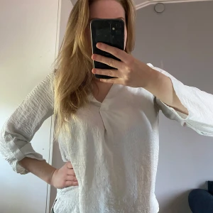 Vit skjorta - Texturskjorta med liten v-ringning. 