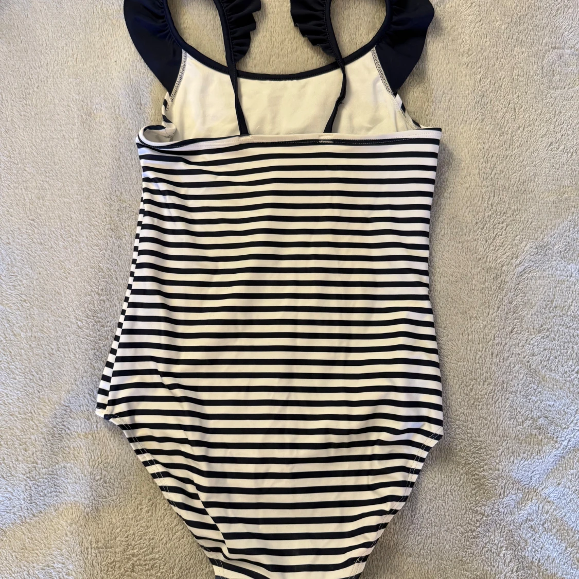 Randig baddräkt med volangaxelband - 1