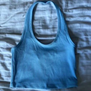 Ljusblå ribbad linnetopp H&M Divided - Säljer en ljusblå ribbad linnetopp från H&M Divided i storlek S. Toppen har en croppad passform, breda axelband och rundad halsringning. 