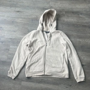 Beige hoodie från Sail Racing - Säljer en beige zip hoodie från sail racing storlek 170 och har bra skick⭐️