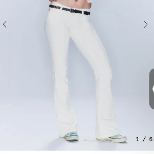 Vita bootcut byxor  - SÖKER DESSA JEANS I STORLEK 24/32 OCH I MODELLEN BOOTY BEI!!!! Skriv till mig om ni säljer!!!!