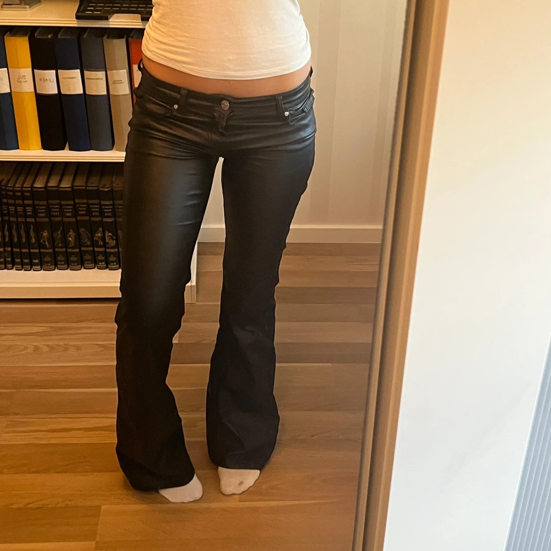 Lågmidjade bootcut skinnbyxor  - 3