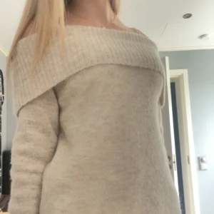 Beige offshoulder stickad tröja - Superfin beige stickad tröja från Gina tricot young, i stl 170 men passar mig som har S i tröja💞