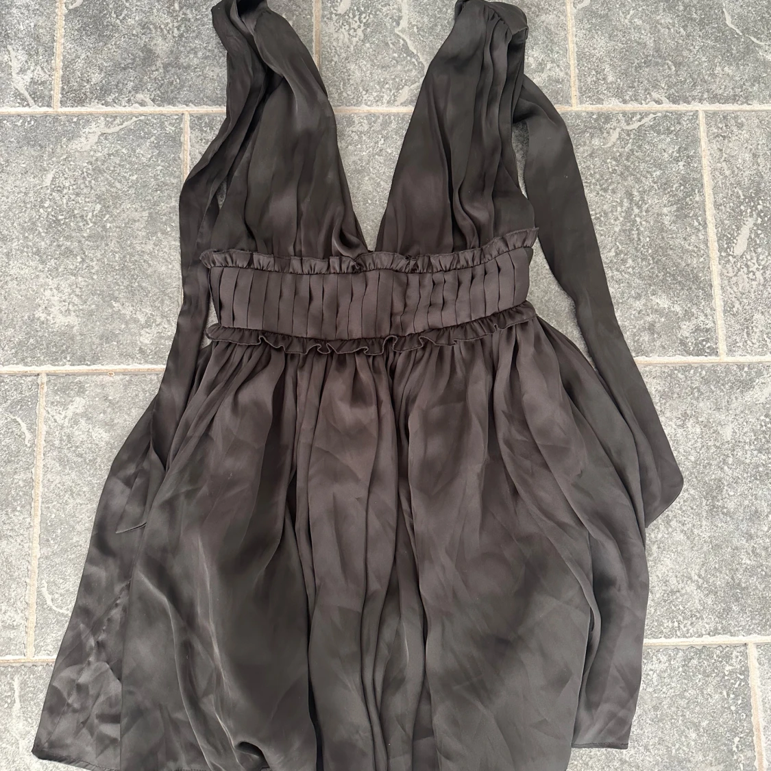 Svart omlottklänning med knyt