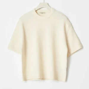 Stickad tröja  - Vit stickad tröja/topp från Gina, helt slutsåld ! 👩‍❤️‍💋‍👩 knapp använd 