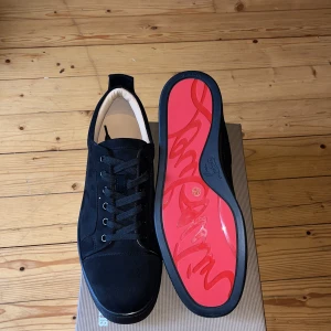 Christian Louboutin svarta sneakers - Svarta Louboutin i storlek 44. Still rena och riktigt fräscha. Aldrig använda, bara skriva ifall ni har funderingar.                                                      Ni vet varför den kostar som den gör 😉