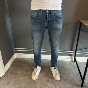 Dondup George W29 - Riktigt snygga Dondup George i W29. Riktigt snygg fade på dessa! Kom PM vid frågor!