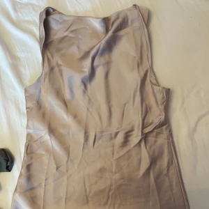 Champagnefärgad satin topp - Satin top 