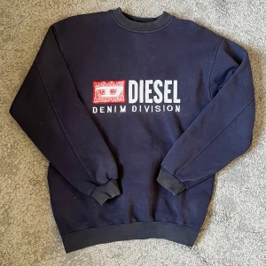 Vintage Diesel Crewneck - Säljer nu denna super snygga vintage Diesel Sweatshirt! Den har inga deffekter! Har ingen storleksettiket men skulle säga att den passar S. Hör av dog vid eventuella frågor! :)