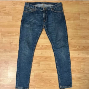 Nudie - Säljer dessa supersnygga Nudie jeansen i otrolig bra skick. Byxorna är helt nya och har absolut inga defekter. De är i storlek W 33 (passar dig med 32 också) och L 30. 